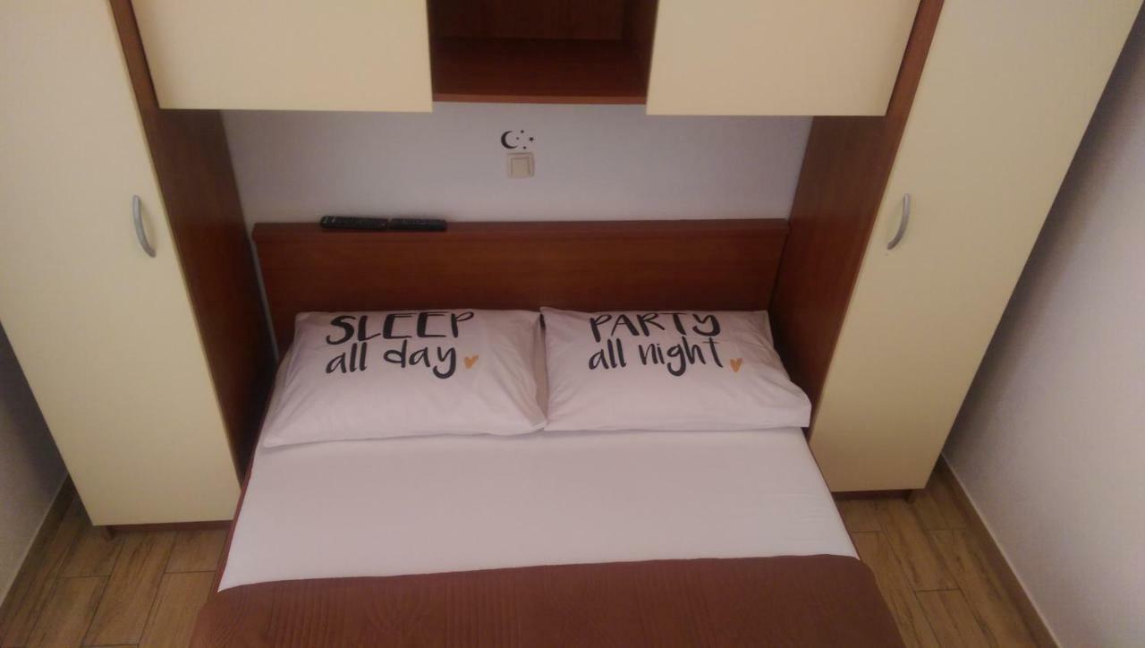 מאקרסקה Apartmani Dina מראה חיצוני תמונה